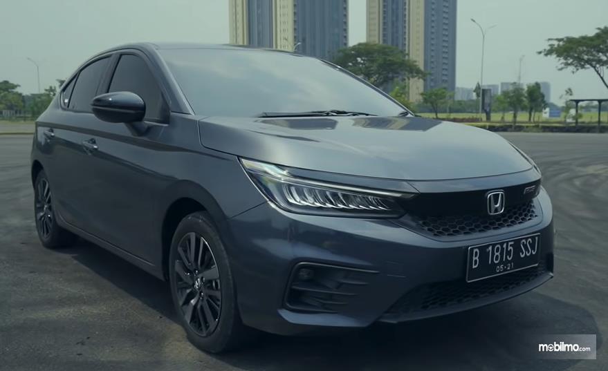 Gambar ini menunjukkan mobil Honda City hatchback RS tampak bagian depan