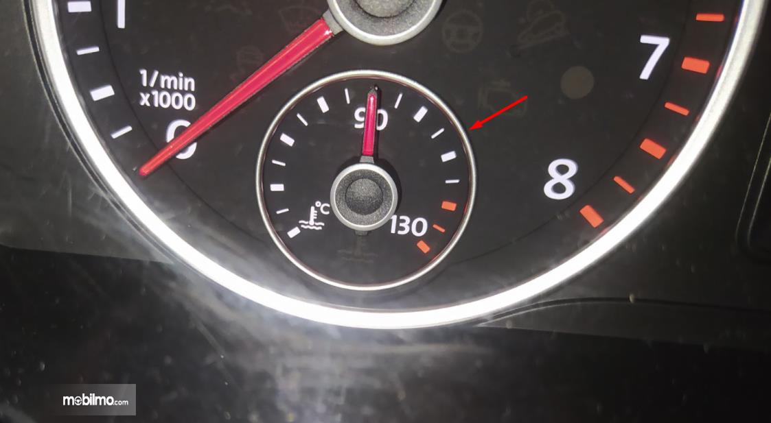 Gambar ini menunjukkan indikator suhu pada mobil