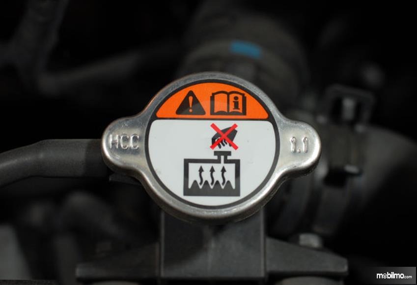 Gambar ini menunjukkan tutup radiator mobil