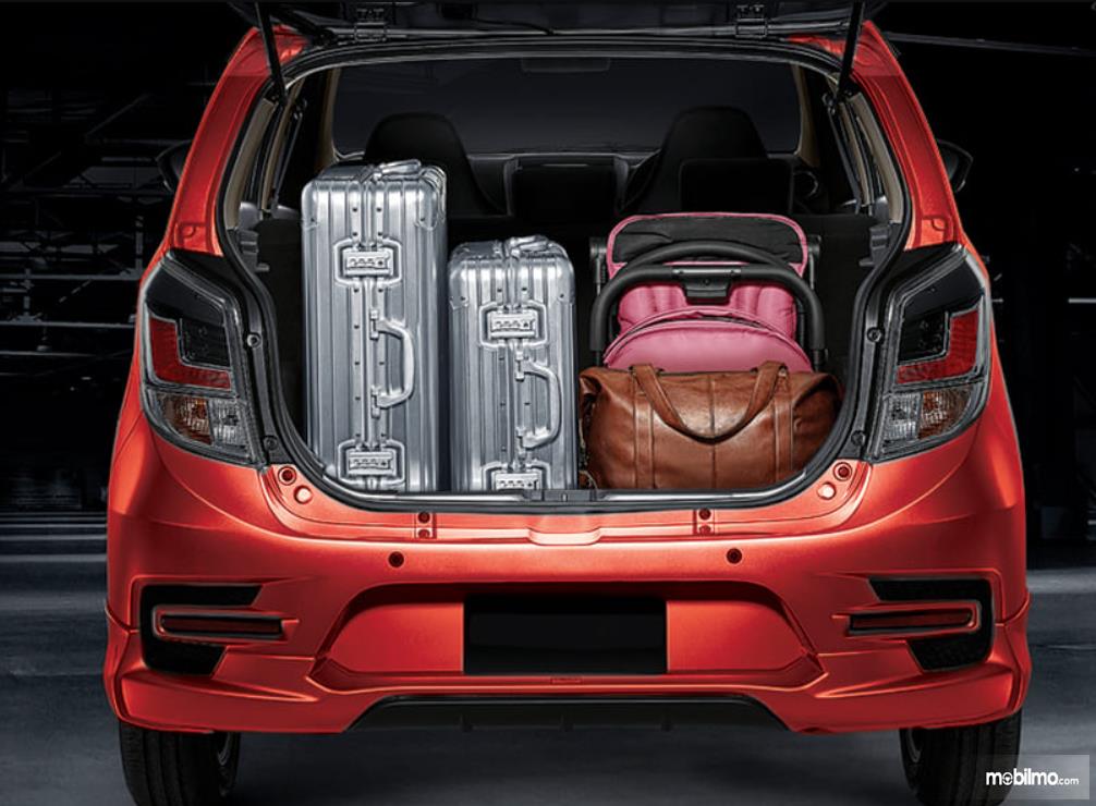 gambar ini menunjukkan koper berada dalam bagasi Toyota Agya GR Sport 2021