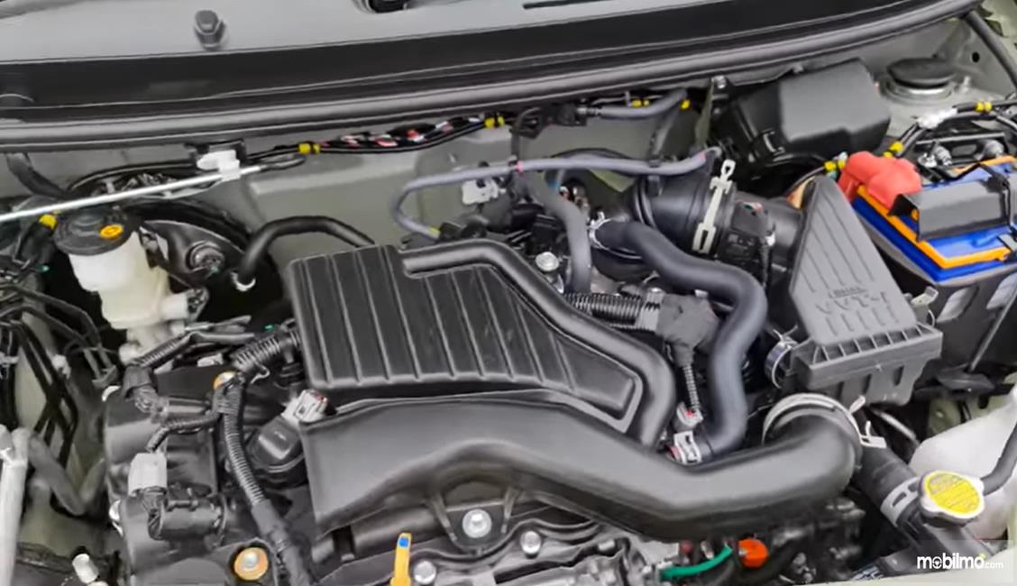 Gambar ini menunjukkan bagian mesin pada mobil Toyota Agya GR Sport 2021