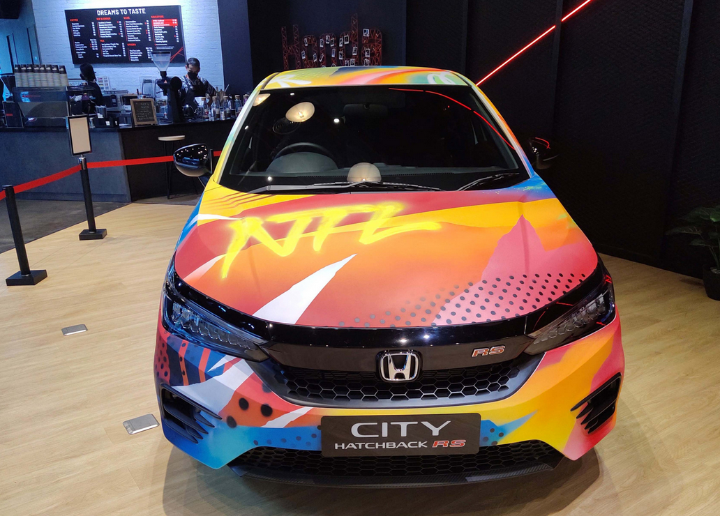 Gambar ini menunjukkan bagian depan mobil Honda City Hatchback RS Kolaborasi
