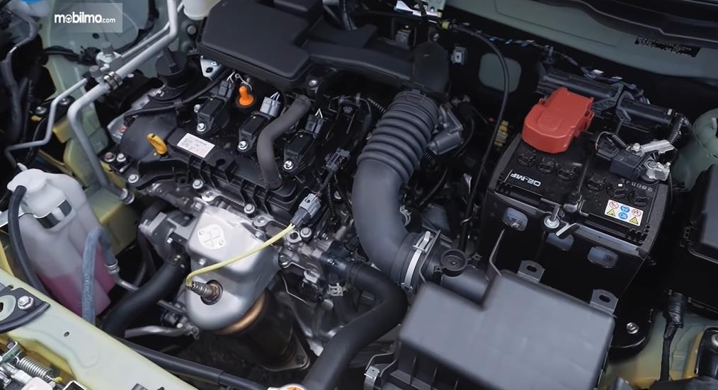 Gambar ini menunjukkan mesin mobil Daihatsu Rocky 1.2L tanpa turbo