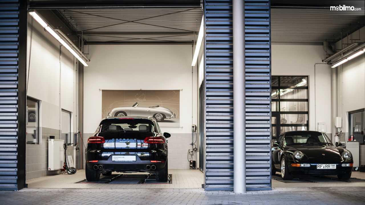 mobil Porsche di garasi rumah
