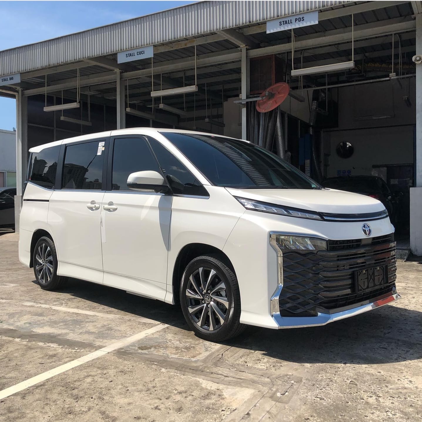Toyota Voxy Bekas: Pilihan Cerdas untuk Keluarga Modern yang Aktif