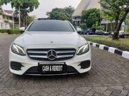 2018 Mercedes-Benz E-Class E 300 SportStyle Avantgarde Line Putih - Jual mobil bekas di DKI Jakarta