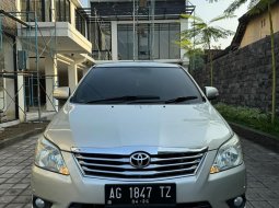 2012 Toyota Kijang Innova V Brightsilver - Jual mobil bekas di Jawa Timur