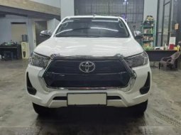 2022 Toyota Hilux D-Cab 2.4 V (4x4) DSL A/T Putih - Jual mobil bekas di Kalimantan Timur