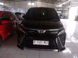 2017 Toyota Voxy 2.0 A/T Hitam - Jual mobil bekas di Jawa Timur