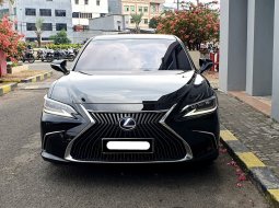 2019 Lexus ES 300h Ultra Luxury Hitam - Jual mobil bekas di DKI Jakarta