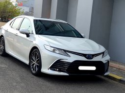 2022 Toyota Camry 2.5 Hybrid Putih - Jual mobil bekas di DKI Jakarta