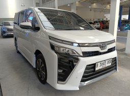 2018 Toyota Voxy 2.0 A/T Putih - Jual mobil bekas di Banten