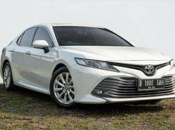 2020 Toyota Camry 2.5 V Putih - Jual mobil bekas di Jawa Barat