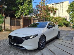 2019 Mazda 3 Hatchback Putih - Jual mobil bekas di Jawa Timur