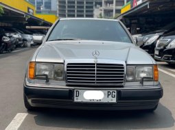 1990 Mercedes-Benz 300CE C124 3.0 Automatic Abu-abu - Jual mobil bekas di DKI Jakarta