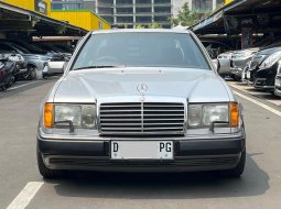 1990 Mercedes-Benz 300CE C124 3.0 Automatic Silver - Jual mobil bekas di DKI Jakarta