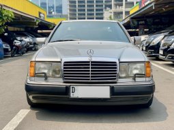 1990 Mercedes-Benz 300CE C124 3.0 Automatic Silver - Jual mobil bekas di DKI Jakarta