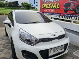 2014 Kia Rio AT Putih - Jual mobil bekas di Jawa Barat