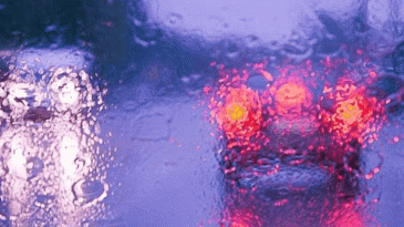 Tips Bijak Mengemudi mobil saat Hujan