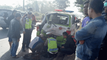 Kecelakaan Karambol, Toyota Calya Masih Baru Ringsek Tabrak Ambulans Pengangkut Jenazah