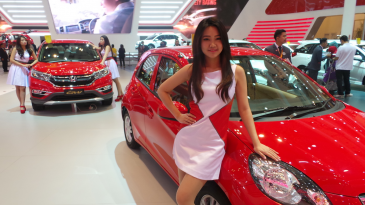 Melirik SPG Gadis Belia Di Booth Honda GIIAS 2015