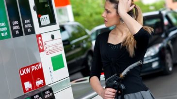 Anjrit Bener, Video Cara Isi Bensin Wanita Ini Benar-benar Gila