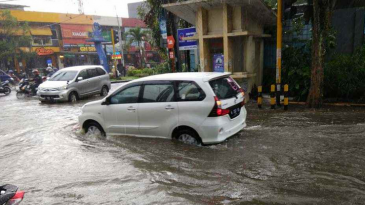 Berapa Batas Maksimal Banjir Yang Bisa Dilewati Mobil Supaya Tetap Aman