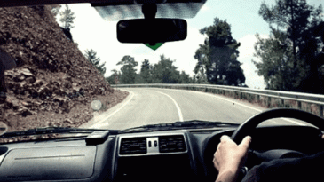 Tips Berkendara Pengemudi Berpostur Pendek Dengan Mobil Supaya Tetap Nyaman
