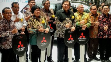 10 Unit Kendaraan Listrik Resmi Diserahkan Mitsubishi Ke Pemerintah