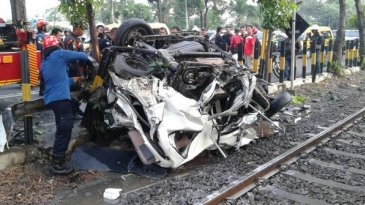 Menerobos Perlintasan Kereta Api Sama Juga Cari Celaka