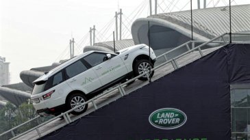 Jaguar Land Rover Ajak Konsumen Rasakan Sensasi Berkendara Penuh Tantangan
