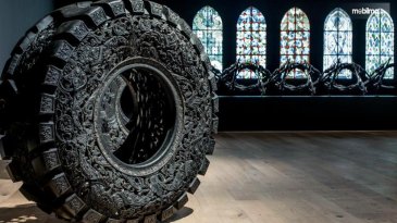 Seniman Belgia Ciptakan Karya Seni Indah dari Roda Mobil Bekas