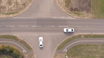 Sistem Intersection Priority Management dari Ford Siap Hapus Lampu Merah