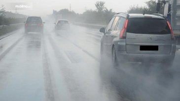 Jangan Takut Saat Mobil Terkena Air Hujan, Begini Cara Mudah Mencucinya!