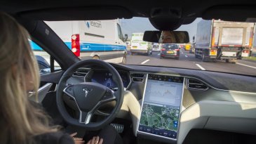 Polisi Kejar Pengemudi yang Tertidur di Mobil Semi-Otonom Tesla Sejauh 11 Kilometer