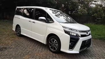 Review Toyota Voxy 2018