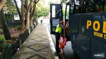 Tekan Kecelakaan, Polres Tanah Datar Manfaatkan Kendaraan Operasional Sebagai Bus Sekolah