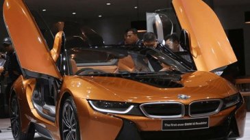Review BMW i8 Roadster 2018: Mobil Mewah Dengan Dua Mesin