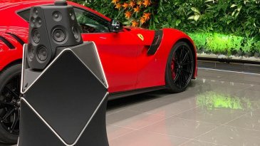 Ferrari F12 TDF VS Speaker Home Theatre: Siapakah yang Suaranya Paling Kencang?