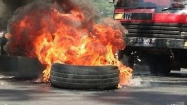 Wajib Tahu, Ini Bahaya Membakar Ban Mobil Bagi Kesehatan