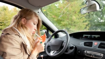 Suka Merokok di Dalam Mobil, Ini Kerugian Yang Harus Ditanggung
