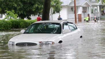 Mobil Listrik Aman Menerjang Banjir?