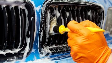 Mencuci Mobil, Jangan Lupa Membersihkan Gril Depan