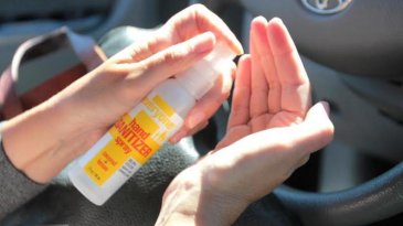 Menggunakan Hand Sanitizer Di Dalam Mobil, Bahaya Tidak?