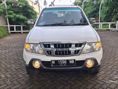 2013 Isuzu Panther GRAND TOURING Putih - Jual mobil bekas di Jawa Timur