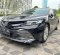 2020 Toyota Camry 2.5 V Hitam - Jual mobil bekas di Jawa Barat-10