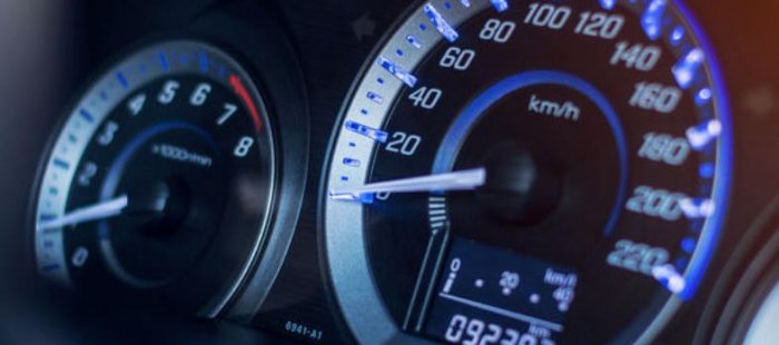 Jarum speedometer pada sebuah mobil menunjukkan angka 60 berarti